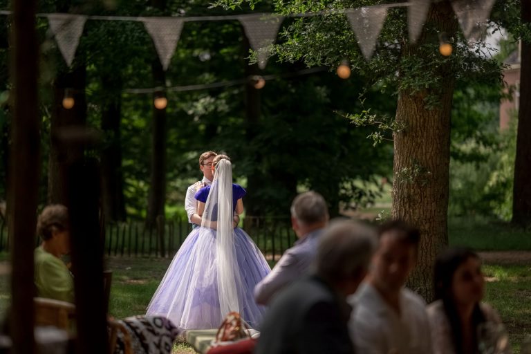 Waarom mijn achtergrond als straatfotograaf het verschil maakt op jullie trouwdag